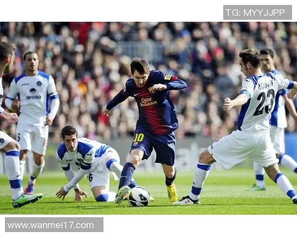 梅西温馨瞬间与孩子亲密互动展现足球巨星的柔情一面 梅西温馨瞬间与孩子亲密互动展现足球巨星的柔情一面